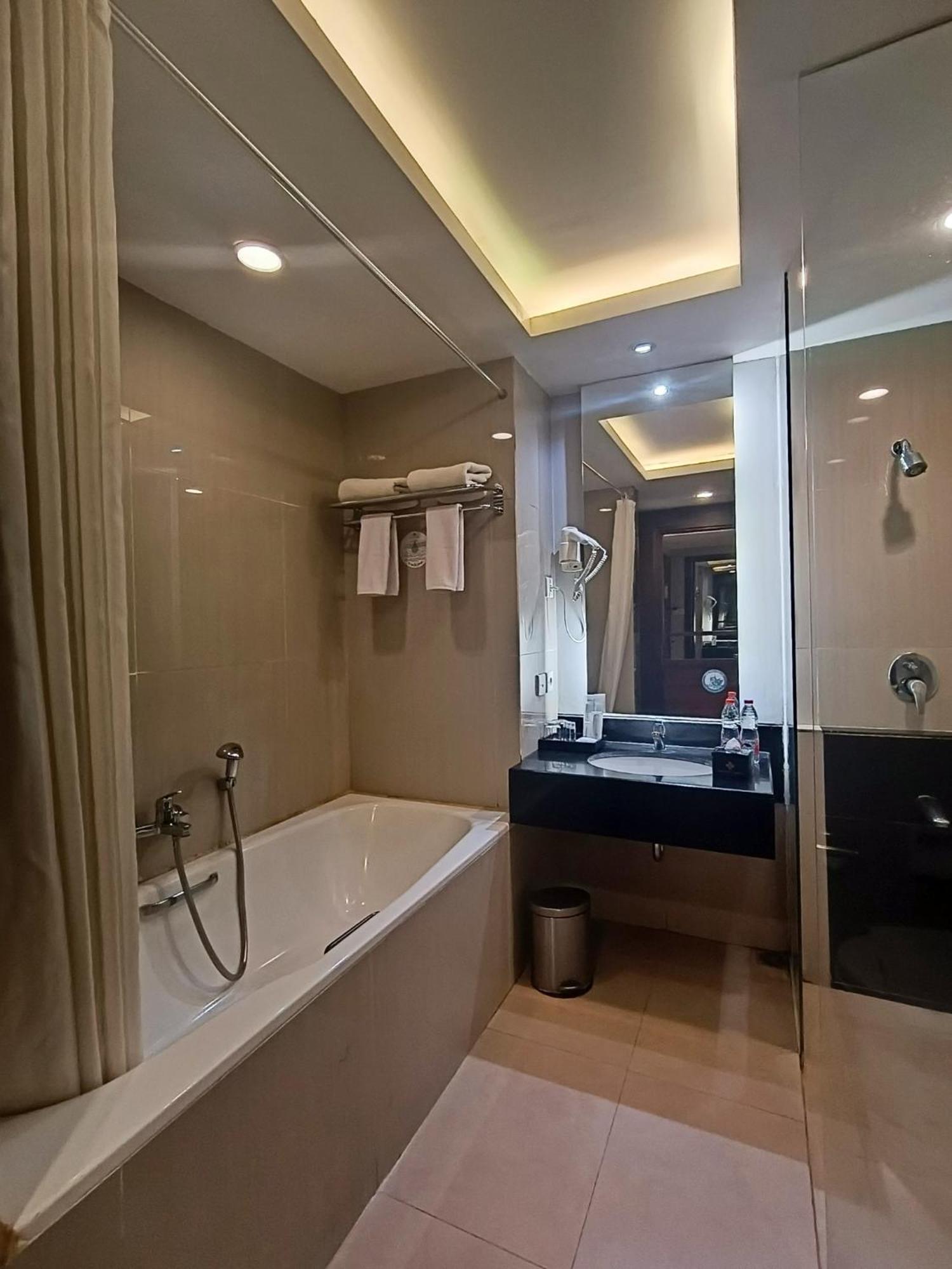 แกรนด์ จักรา โฮเทล มาลัง Hotel มะลัง ภายนอก รูปภาพ